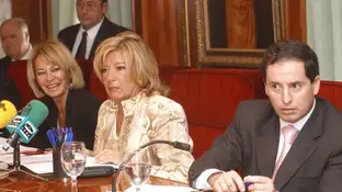 Imagen de archivo del exconcejal de Marbella (Málaga) Carlos Fernández (d) junto a la exalcaldesa de la ciudad Marisol Yagüe (c) y la exteniente de alcalde Isabel García Marcos. EFE/AL Imagen de archivo del exconcejal de Marbella (Málaga) Carlos Fernández (d) junto a la exalcaldesa de la ciudad Marisol Yagüe (c) y la exteniente de alcalde Isabel García Marcos. EFE/AL
