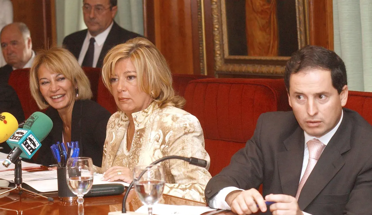 Imagen de archivo del exconcejal de Marbella (Málaga) Carlos Fernández (d) junto a la exalcaldesa de la ciudad Marisol Yagüe (c) y la exteniente de alcalde Isabel García Marcos. EFE/AL
