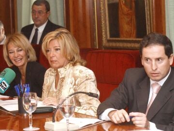 Imagen de archivo del exconcejal de Marbella (Málaga) Carlos Fernández (d) junto a la exalcaldesa de la ciudad Marisol Yagüe (c) y la exteniente de alcalde Isabel García Marcos. EFE/AL