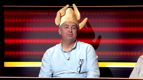Arturo Valls flipa un concursante llamado Salmorejo Power: ¿por qué lleva un pollo en la cabeza? Arturo Valls flipa un concursante llamado Salmorejo Power: ¿por qué lleva un pollo en la cabeza?