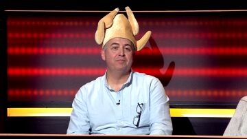 Arturo Valls flipa un concursante llamado Salmorejo Power: ¿por qué lleva un pollo en la cabeza?  Arturo Valls flipa un concursante llamado Salmorejo Power: ¿por qué lleva un pollo en la cabeza?