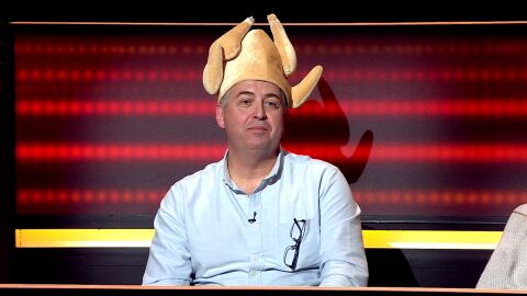 Arturo Valls flipa un concursante llamado Salmorejo Power: ¿por qué lleva un pollo en la cabeza? 