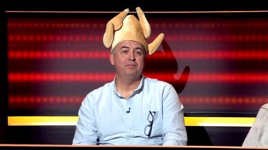 Arturo Valls flipa un concursante llamado Salmorejo Power: ¿por qué lleva un pollo en la cabeza? 