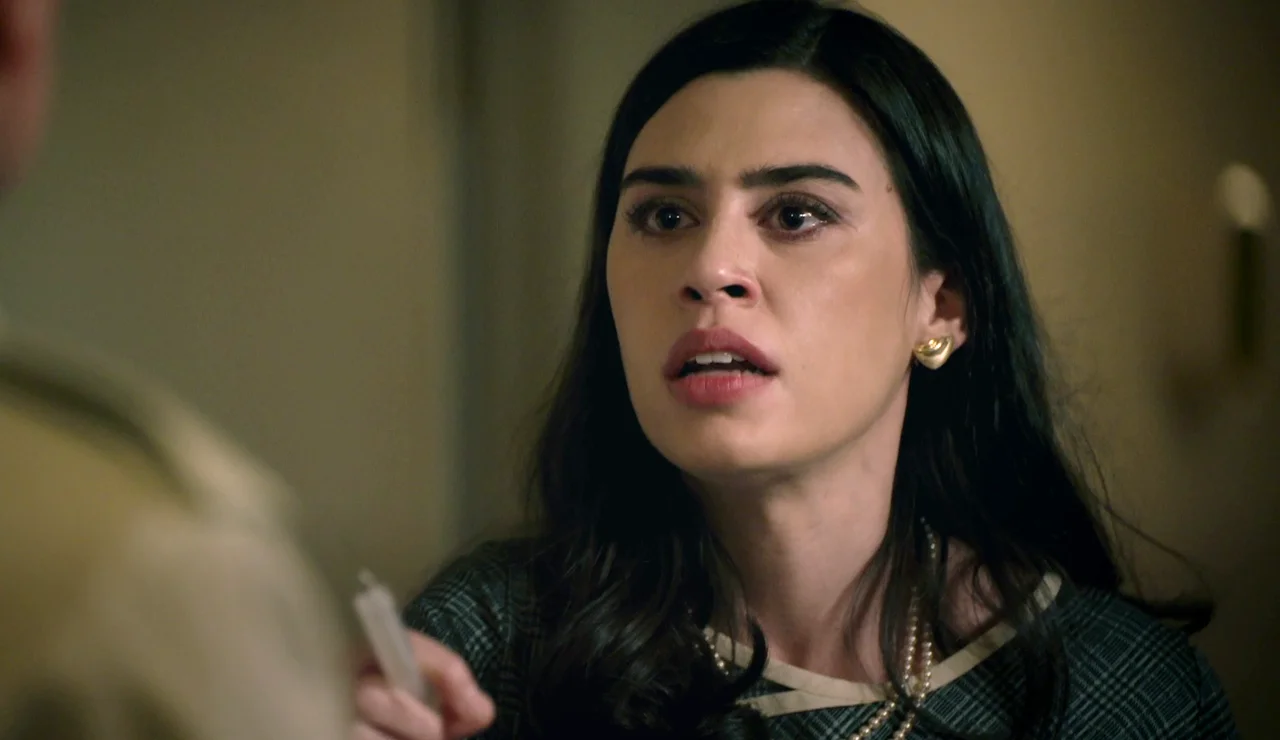 ¡María impide que Gabriel mate a Andrés! Le descubre antes de que le inyecte un líquido que le duerma