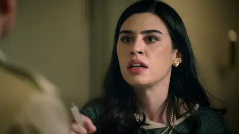 ¡María impide que Gabriel mate a Andrés! Le descubre antes de que le inyecte un líquido que le duerma  ¡María impide que Gabriel mate a Andrés! Le descubre antes de que le inyecte un líquido que le duerma