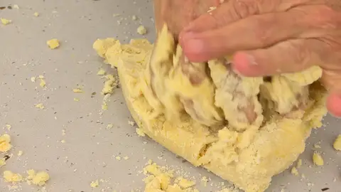 Forma un cilindro y envuélvela con film de cocina Forma un cilindro y envuélvela con film de cocina