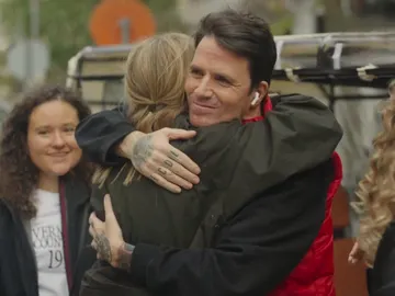 La cámara oculta más emotiva: Dani Martín sorprende a alguno de sus mayores fans La cámara oculta más emotiva: Dani Martín sorprende a alguno de sus mayores fans