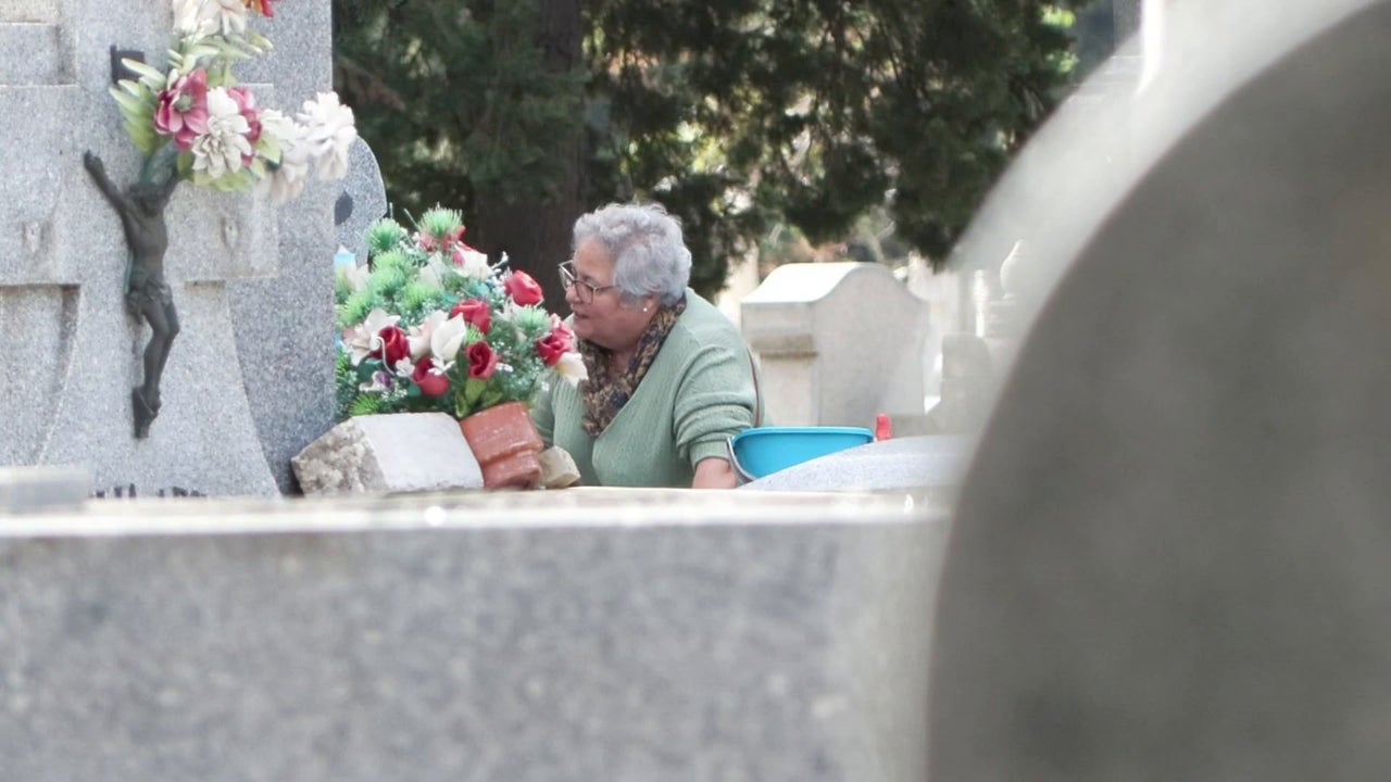 모든 성인의 날 전통은 새로운 세대에도 살아남기 위해 고군분투하고 있습니다. 모든 성인의 날 전통은 새로운 세대에도 살아남기 위해 고군분투하고 있습니다.