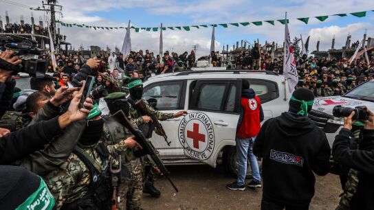 Imagen de Ham&aacute;s entregando los cuerpos sin vida de los rehenes israel&iacute;es