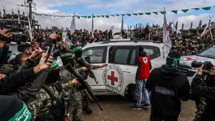 Imagen de Hamás entregando los cuerpos sin vida de los rehenes israelíes