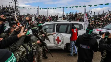 Imagen de Hamás entregando los cuerpos sin vida de los rehenes israelíes Imagen de Hamás entregando los cuerpos sin vida de los rehenes israelíes