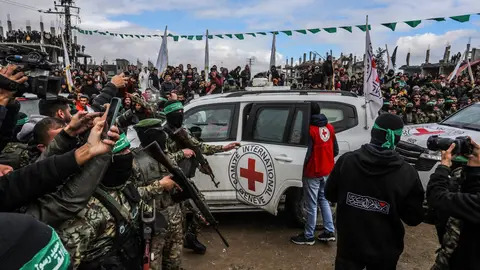 Imagen de Hamás entregando los cuerpos sin vida de los rehenes israelíes Imagen de Hamás entregando los cuerpos sin vida de los rehenes israelíes
