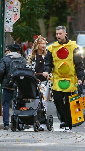 Jennifer Lawrence junto a su marido en Halloween