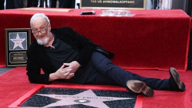 El mítico actor que interpretaba a Freddy Krueger, Robert Englund, recibe su estrella en el paseo de la fama en Halloween