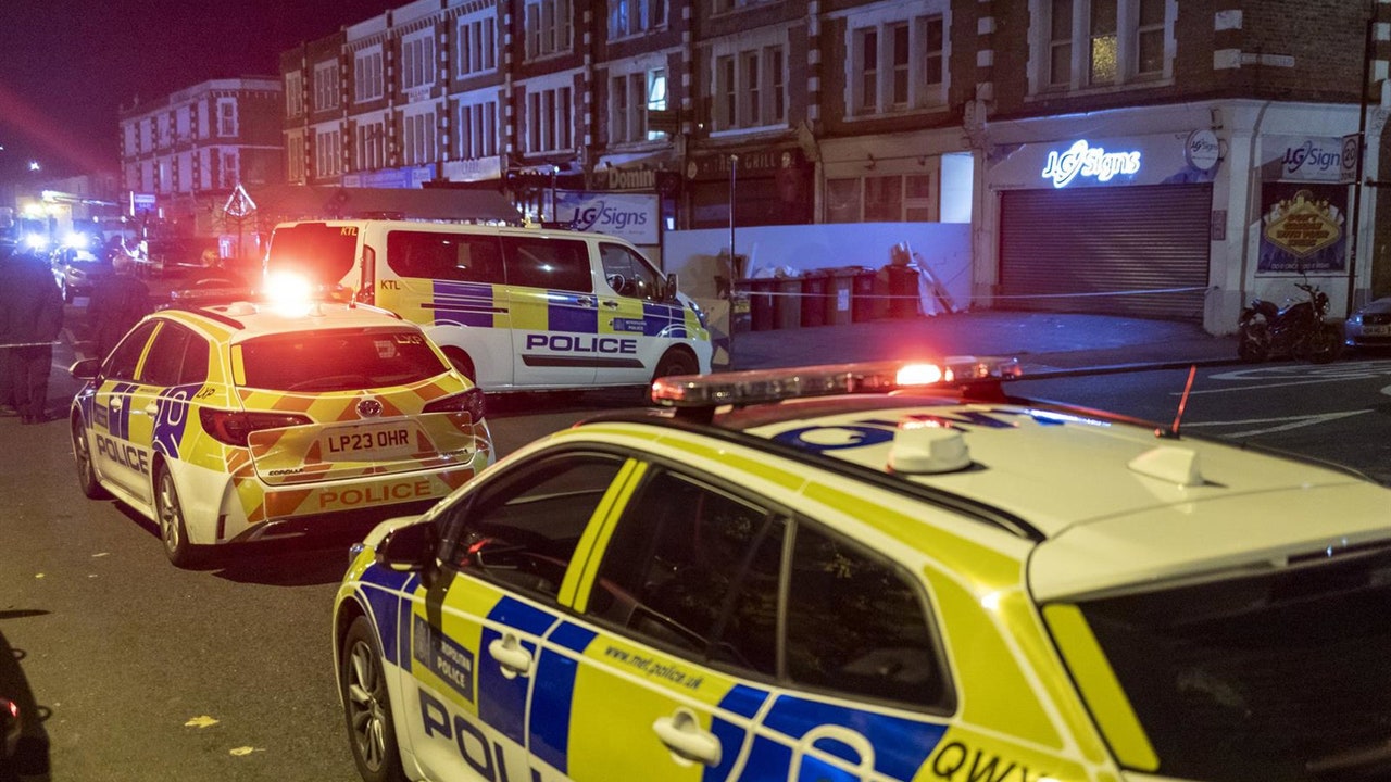 영국 열차에서 최소 10명 흉기로 찔러 2명 체포 영국 열차에서 최소 10명 흉기로 찔러 2명 체포