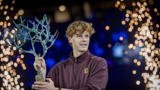 Jannik Sinner posa con el trofeo del Masters de Par&iacute;s