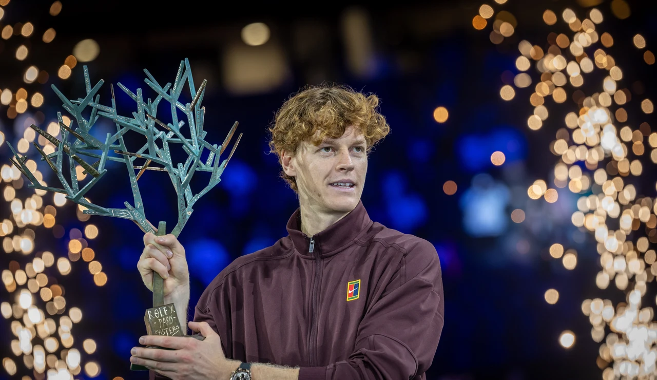 Jannik Sinner posa con el trofeo del Masters de París