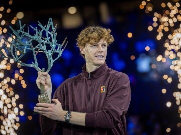 Jannik Sinner posa con el trofeo del Masters de París