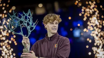 Jannik Sinner posa con el trofeo del Masters de París Jannik Sinner posa con el trofeo del Masters de París