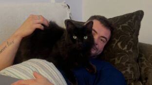 El culturista Kadu Santos son su gato Baki