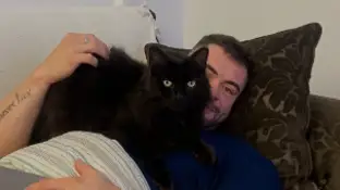 El culturista Kadu Santos son su gato Baki El culturista Kadu Santos son su gato Baki