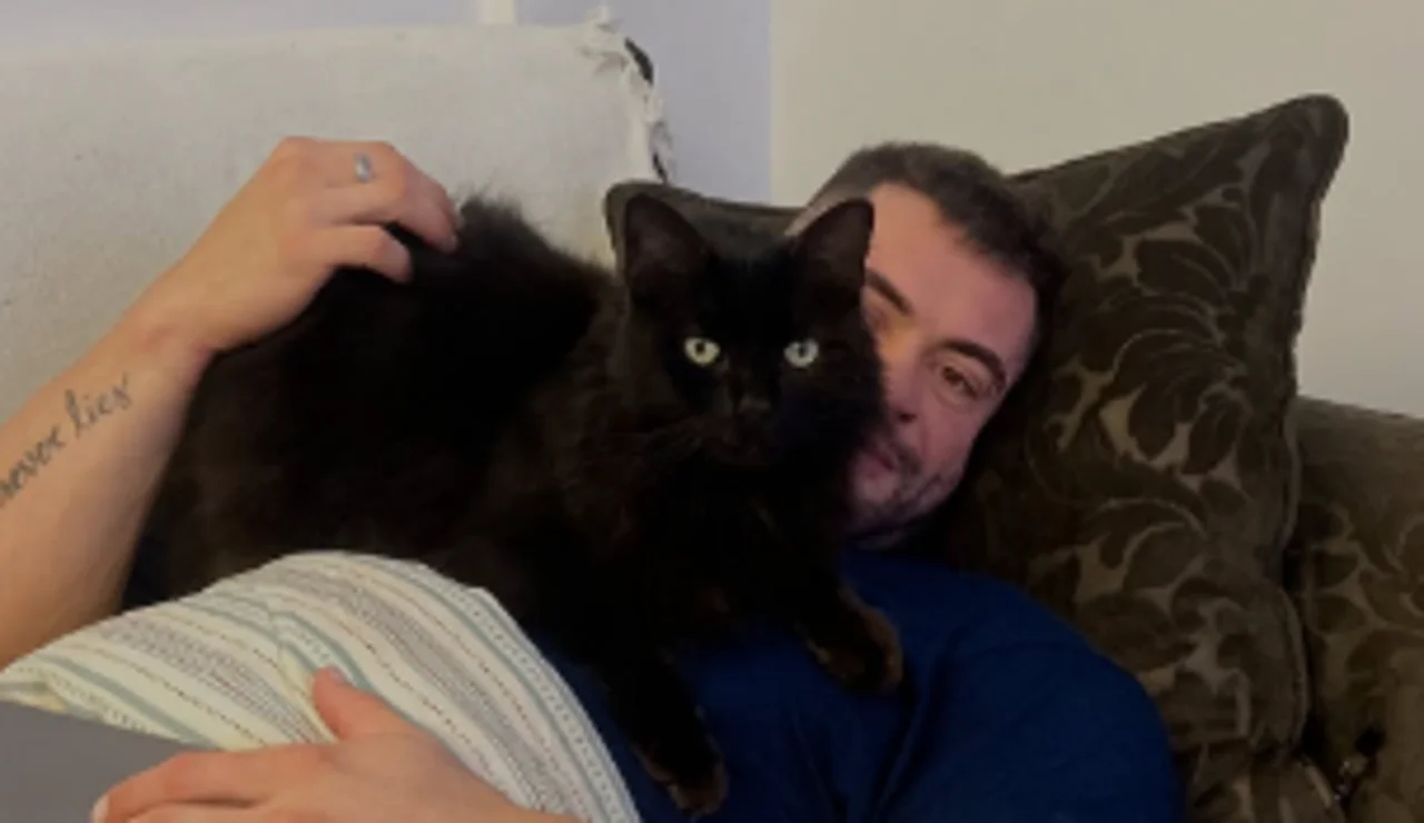 El culturista Kadu Santos son su gato Baki