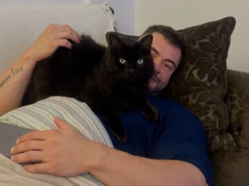 El culturista Kadu Santos son su gato Baki