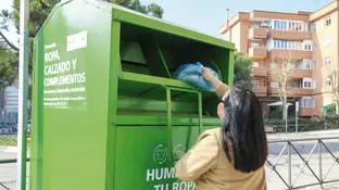 Imagen de un contenedor de ropa Imagen de un contenedor de ropa