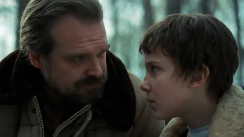David Harbour y Millie Bobby Brown en la temporada 2 de Stranger Things David Harbour y Millie Bobby Brown en la temporada 2 de Stranger Things