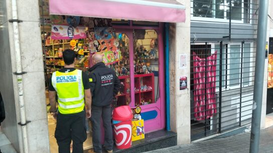 Detienen al responsable de una tienda de golosinas que tambi&eacute;n vend&iacute;a coca&iacute;na, al alcance de cualquiera, en Barcelona