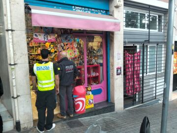 Detienen al responsable de una tienda de golosinas que también vendía cocaína, al alcance de cualquiera, en Barcelona