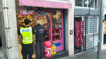 Detienen al responsable de una tienda de golosinas que también vendía cocaína, al alcance de cualquiera, en Barcelona