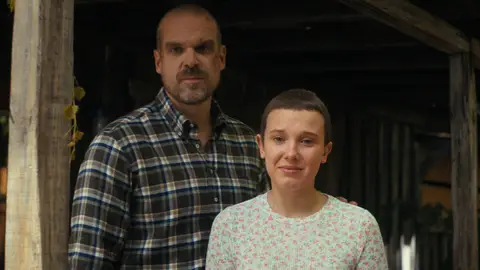 David Harbour y Millie Bobby Brown en la temporada 4 de Stranger Things David Harbour y Millie Bobby Brown en la temporada 4 de Stranger Things