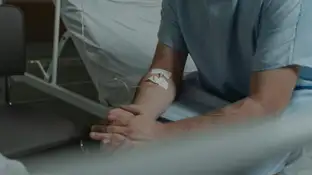 Imagen de archivo de un hombre en un hospital. Imagen de archivo de un hombre en un hospital.