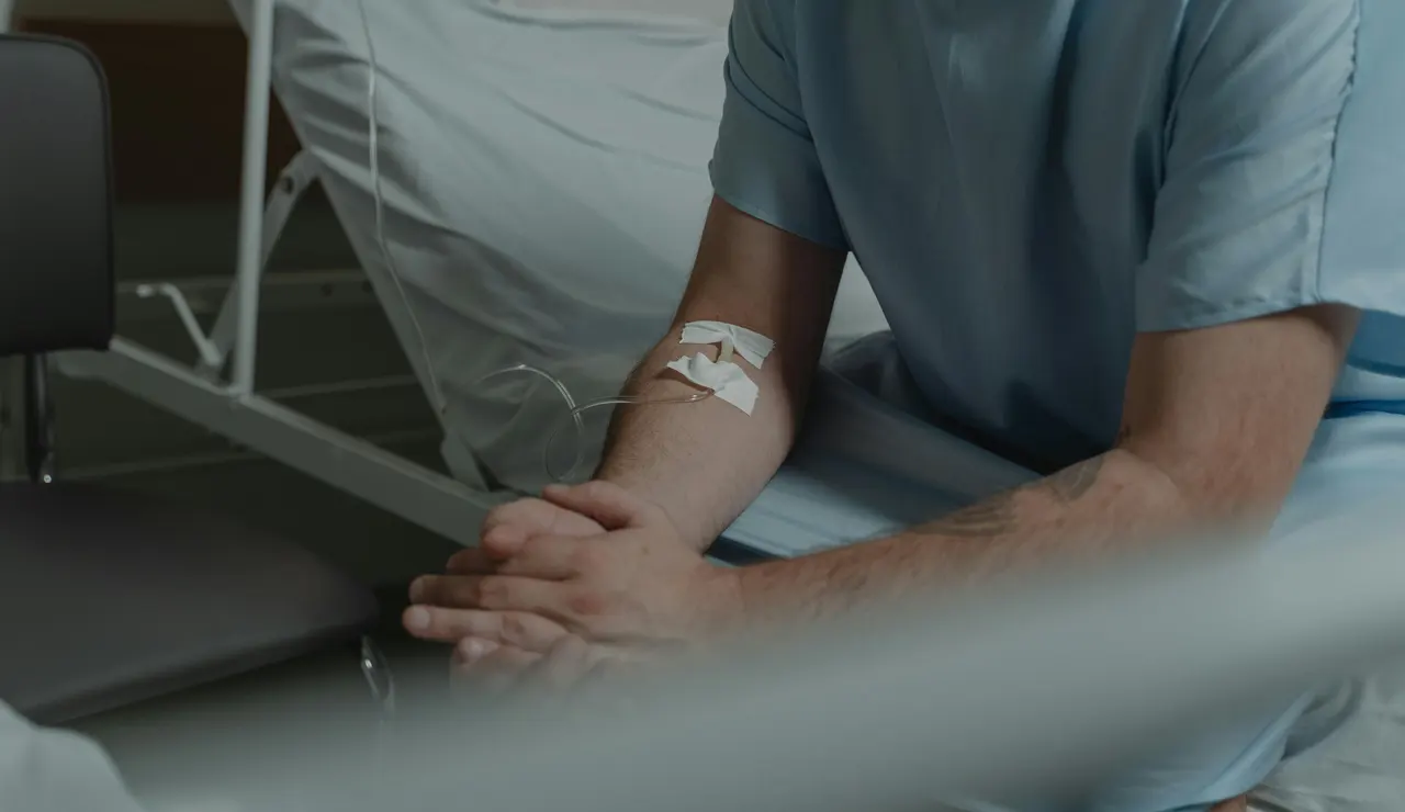 Imagen de archivo de un hombre en un hospital.