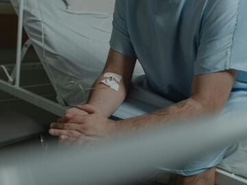 Imagen de archivo de un hombre en un hospital.
