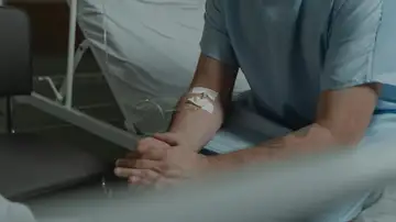 Imagen de archivo de un hombre en un hospital. Imagen de archivo de un hombre en un hospital.