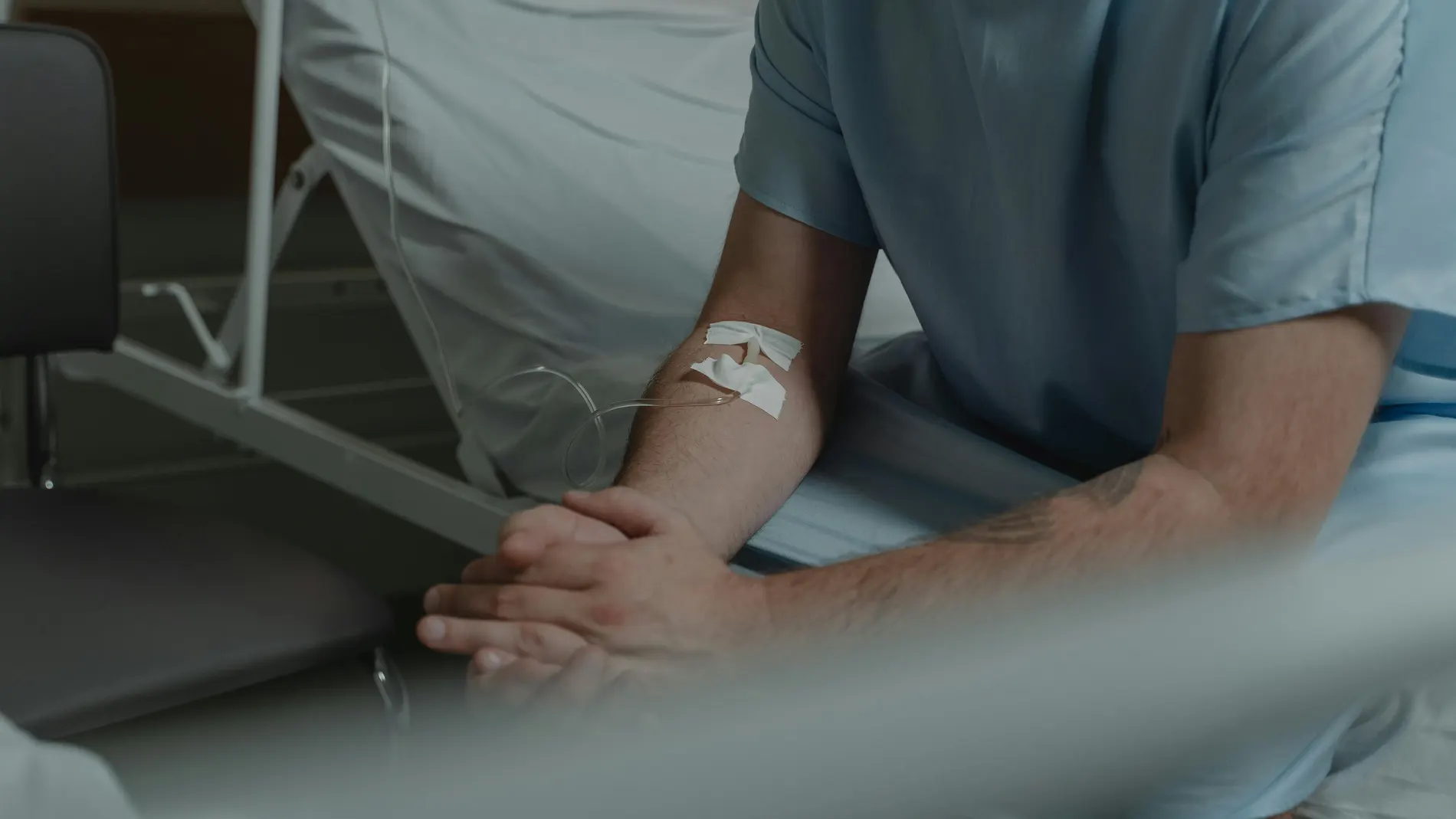 Imagen de archivo de un hombre en un hospital. Imagen de archivo de un hombre en un hospital.
