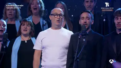 Momento mágico: Javier Cámara interpreta 'Adoro' en directo con los coros de Coslada y Getafe Momento mágico: Javier Cámara interpreta 'Adoro' en directo con los coros de Coslada y Getafe
