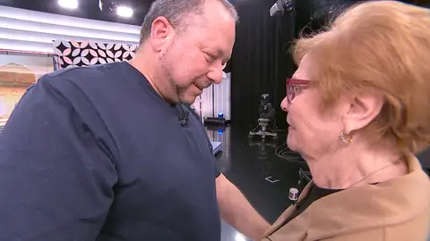 Antonio conoce en directo a la que podría ser su madre biológica: "Llevo 50 años de luto y nunca pensé que me robaron a mi hijo" Antonio conoce en directo a la que podría ser su madre biológica: "Llevo 50 años de luto y nunca pensé que me robaron a mi hijo"