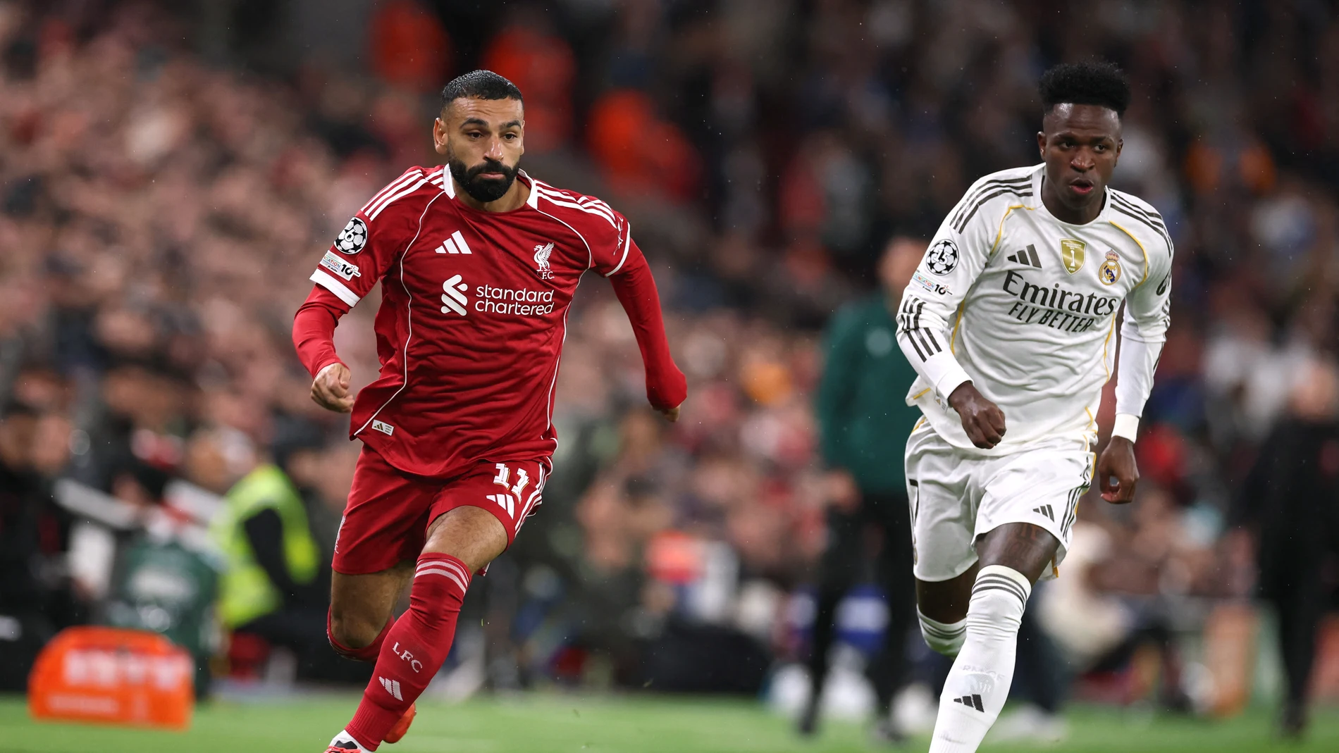 Mohamed Salah controla un balón ante Vinícius Mohamed Salah controla un balón ante Vinícius