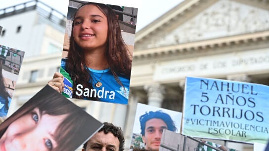 Familiares y amigos v&iacute;ctimas del acoso escolar se concentran frente al Congreso de los Diputados