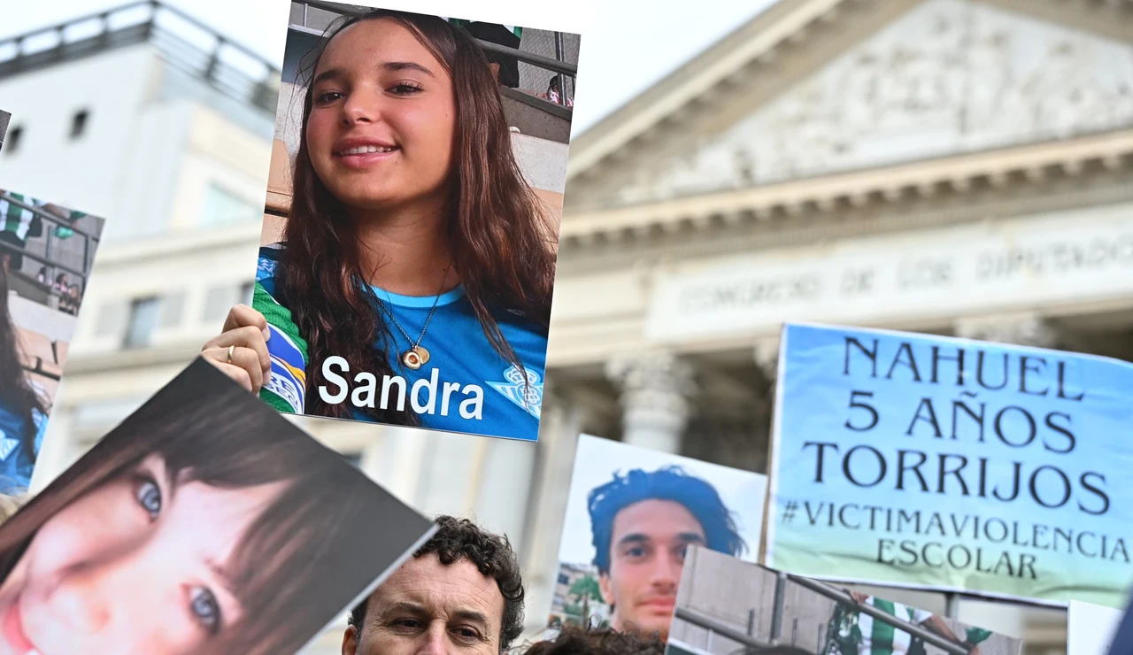 Familiares y amigos víctimas del acoso escolar se concentran frente al Congreso de los Diputados