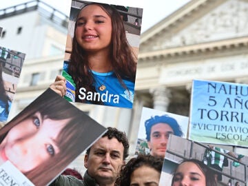 Familiares y amigos víctimas del acoso escolar se concentran frente al Congreso de los Diputados