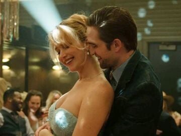 Jennifer Lawrence y Robert Pattinson en Die, my love