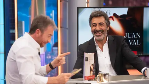 Juan del Val desvela qué sintió al recibir el Premio Planeta: "Siempre piensas que no te puede pasar a ti" Juan del Val desvela qué sintió al recibir el Premio Planeta: "Siempre piensas que no te puede pasar a ti"