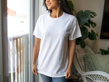 Mujer con una camiseta b&aacute;sica de algod&oacute;n