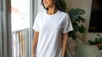 Mujer con una camiseta básica de algodón Mujer con una camiseta básica de algodón