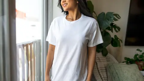 Mujer con una camiseta básica de algodón Mujer con una camiseta básica de algodón