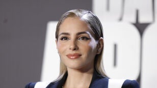 Andrea Duro posando para la prensa